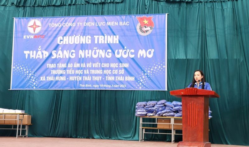 Bí thư Đoàn Thanh niên EVNNPC Trịnh Thị Kim Ngân phát biểu tại buổi lễ trao tặng quà cho các em học sinh