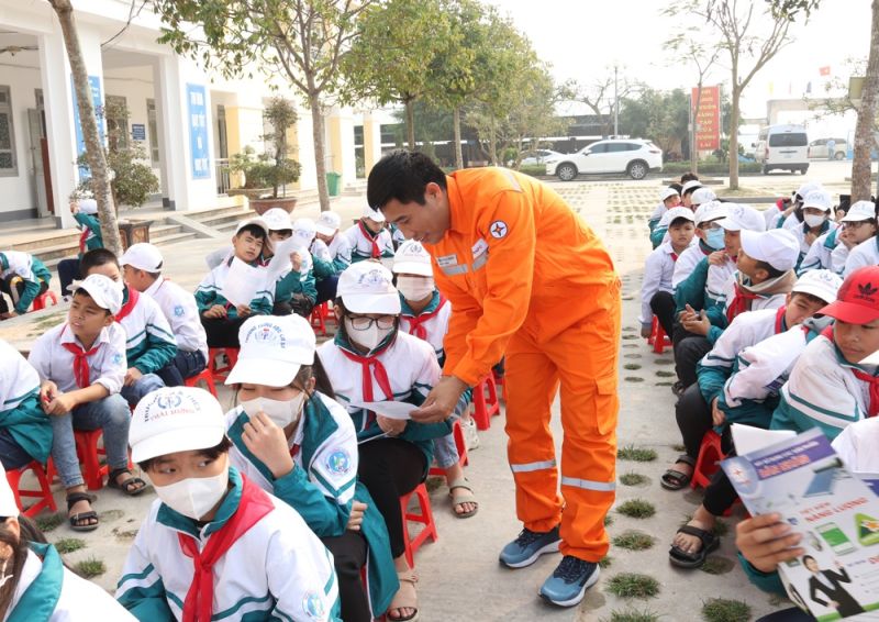 CBCNV PC Thái Bình phát tờ rơi về chiến dịch Giờ Trái đất 2023 cho các em học sinh