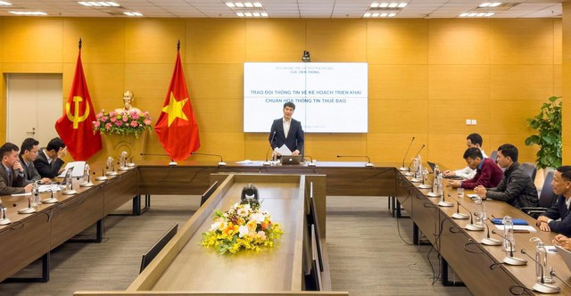 Ông Nguyễn Phong Nhã, Phó Cục trưởng Cục Viễn thông trao đổi với báo chí về kế hoạch triển khai chuẩn hóa thông tin thuê bao di động. Ảnh VGP/MS