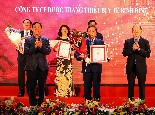 &Ocirc;ng Huỳnh Ngọc Oanh, Ph&oacute; tổng gi&aacute;m đốc BIDIPHAR (thứ 02 từ phải qua) nhận danh hiệu &ldquo;Top 10 c&ocirc;ng ty dược Việt Nam uy t&iacute;n&rdquo;.