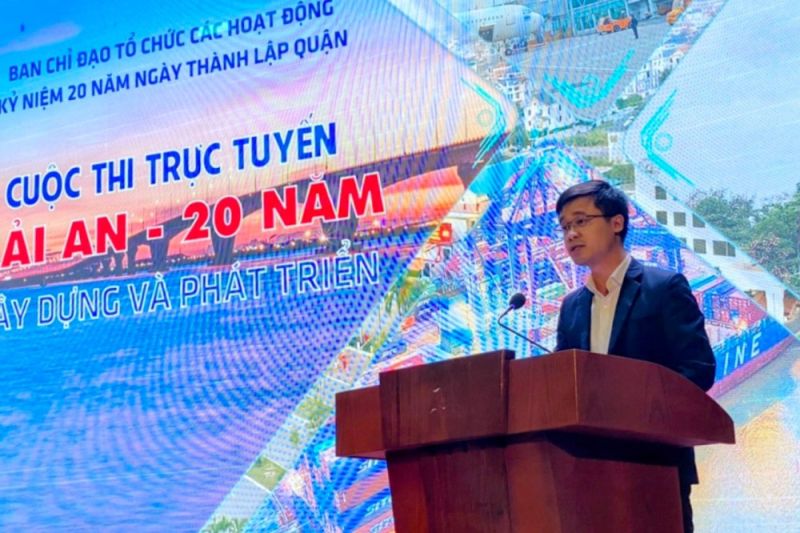Đồng chí Nguyễn Anh Tuấn, phó Bí Thư thường trực quận Ủy, Trưởng Ban tổ chức cuộc thi trực tuyến phát biểu