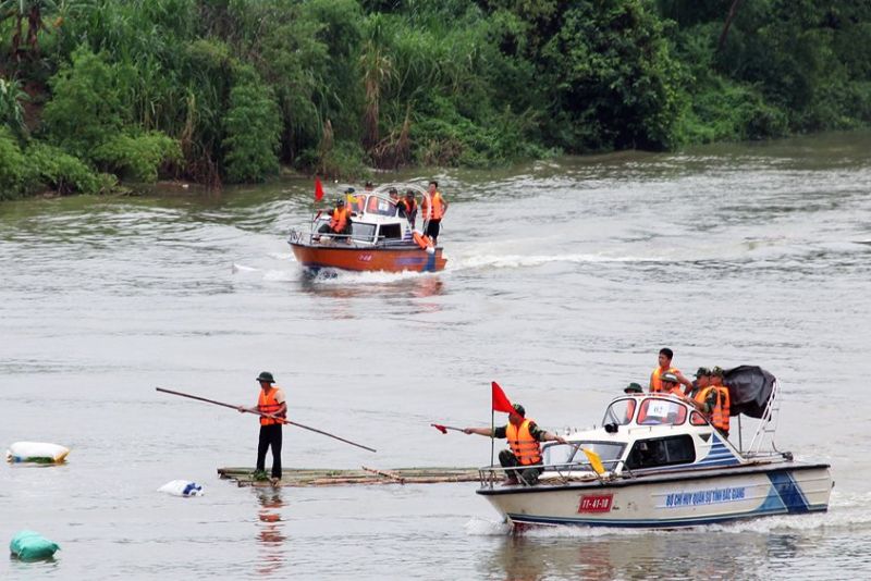 Lực lượng vũ trang tỉnh Bắc Giang diễn tập tình huống cứu tìm kiếm cứu nạn trên sông khi tình huống vỡ đê xảy ra