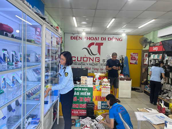Tạm giữ hàng nghìn sản phẩm phụ kiện điện thoại không có hóa đơn chứng từ