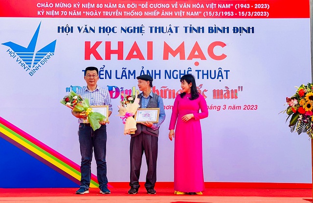 Bà Nguyễn Thị Bich Ly (bìa phải) trao giải Nhì cho 02 nhiếp ảnh gia.