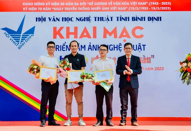 Ông Mai Văn Thìn (bìa phải) trai giải Ba cho các nhiếp ảnh gia.