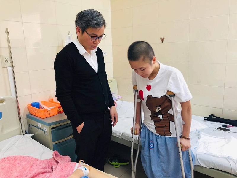 Lê Thị Hòa hồi phục sau ca phẫu thuật thay khớp nhân tạo đầu tiên tại Việt Nam