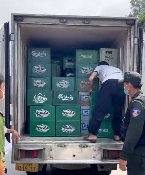 20.000 gói thuốc nhập lậu giấu trên xe tải bị phát hiện, thu giữ