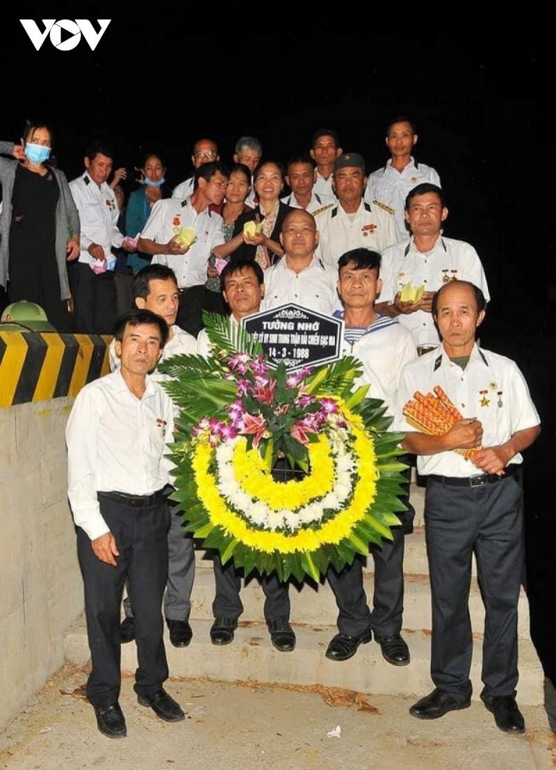 Cựu binh Gạc Ma kết những bè hoa thả bên bờ biển tưởng nhớ đồng đội hy sinh