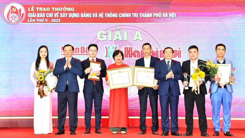 Các tác giả nhận giải C tại Lễ trao Giải báo chí về xây dựng Đảng và hệ thống chính trị thành phố Hà Nội lần thứ V - năm 2022.