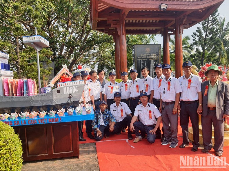 Anh em đồng đội về dự lễ tưởng niệm các chiến sĩ Gạc Ma tại Đà Nẵng
