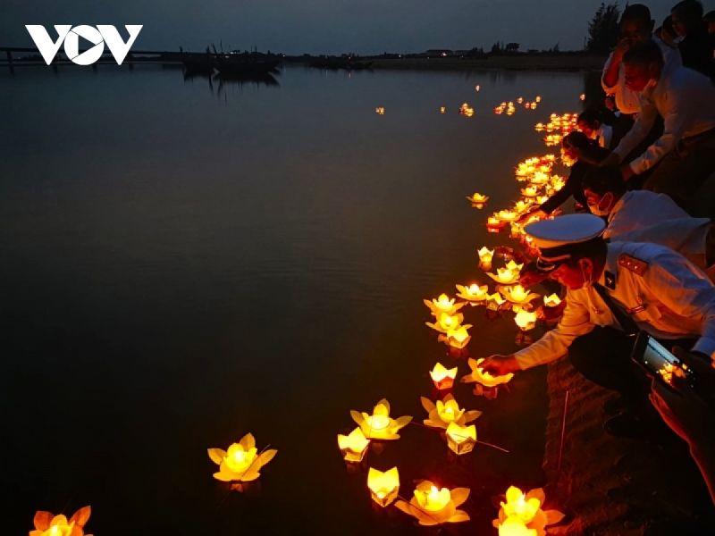 Thả hoa đăng tri ân 64 liệt sĩ hy sinh tại Gạc Ma bên bờ biển Thiên Cầm, tỉnh Hà Tĩnh