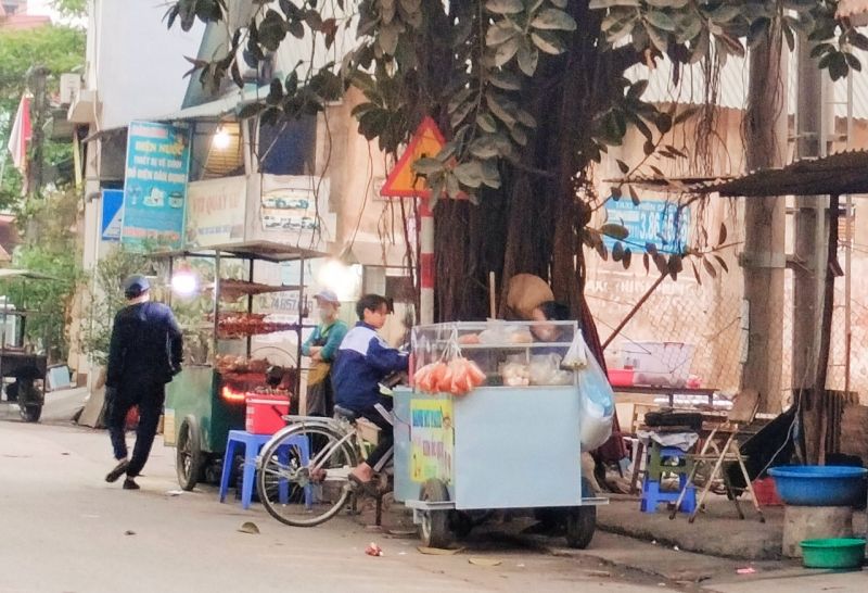 Nhiều sạp đồ ăn di động vây quanh cổng trường, tuy nhiên nhiều loại thức ăn thì không rõ nguồn gốc, xuất xứ, không hạn sử dụng Nhiều sạp đồ ăn di động vây quanh cổng trường, tuy nhiên nhiều loại thức ăn thì không rõ nguồn gốc, xuất xứ, không hạn sử dụng