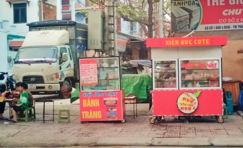 Ngoài việc lấn chiếm vỉa hè, lòng lề đường thì vấn đề an toàn vệ sinh thực phẩm tại các điểm bán hàng khu vực cổng trường là vấn đề nhức nhối Ngoài việc lấn chiếm vỉa hè, lòng lề đường thì vấn đề an toàn vệ sinh thực phẩm tại các điểm bán hàng khu vực cổng trường là vấn đề nhức nhối