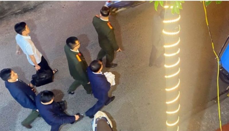 Ông Nguyễn Đình Đương (mặc áo véc xanh đi hàng ngang thứ 2 từ phải sang) bị Cơ quan Công an bắt di từ nhà riêng