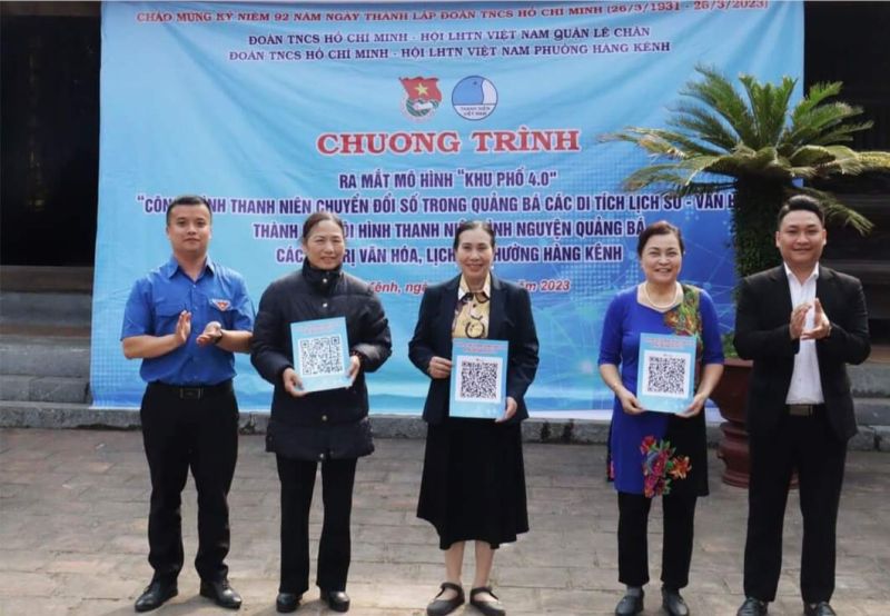 Trao tặng mã code cho tiểu thương phố Nguyễn Công Trứ