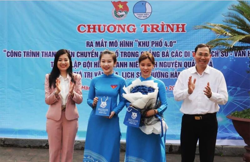 Lãnh đạo phường Dư Hàng Kênh, quận Lê Chân, Hải Phòng tặng quà cho đội thanh niên tình nguyện quảng bá giá trị lịch sử, văn hóa tại đình Hàng Kênh