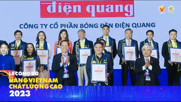 Đại diện Công ty Điện Quang nhận danh hiệu hàng Việt Nam chất lượng cao lần thứ 27