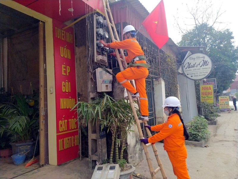 Công nhân Điện lực khu vực Bỉm Sơn - Hà Trung (PC Thanh Hóa) tháo công tơ cơ khí cũ để thay thế bằng công tơ điện tử đo xa