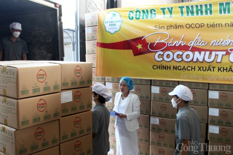 Lô hàng đi Trung Quốc gồm 7 container 20 feet với khoảng 200.000 sản phẩm bánh dừa nướng thương hiệu Mỹ Phương Food
