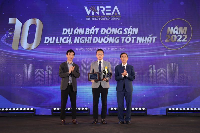 Đại diện Best Western Premier Sonasea Phu Quoc (giữa) nhận giải tại chương trình