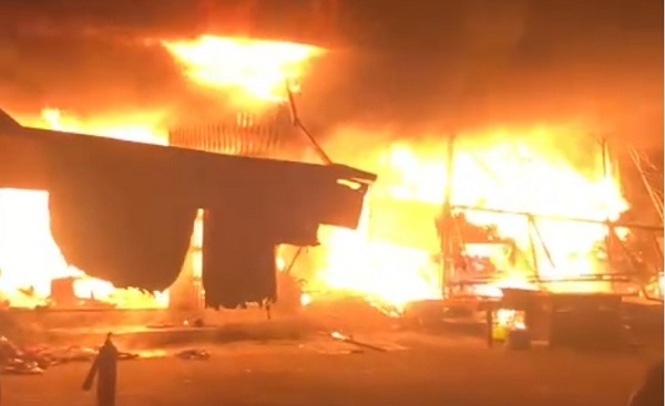 Cháy hàng loạt ki-ốt bán hàng ở huyện Bình Chánh, TP. Hồ Chí Minh