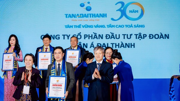 Đại diện Tập đoàn Tân Á Đại Thành nhận chứng nhận Hàng Việt Nam chất lượng cao 2023