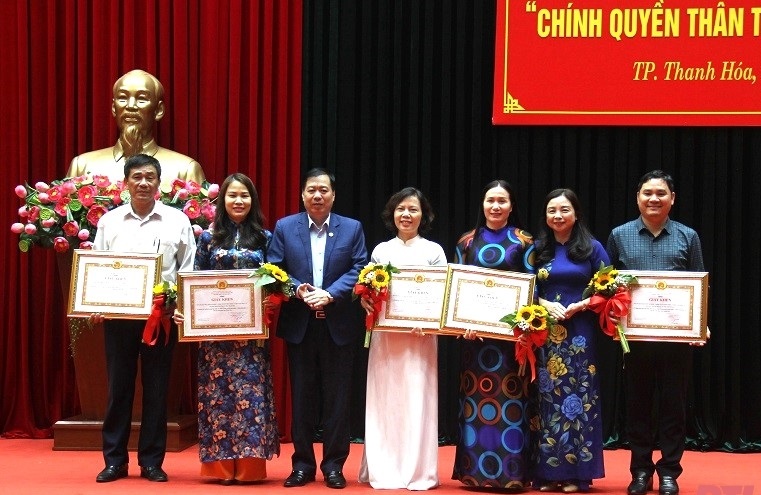 Lãnh đạo Thành ủy, UBND TP Thanh Hóa trao giấy khen cho các tập thể.