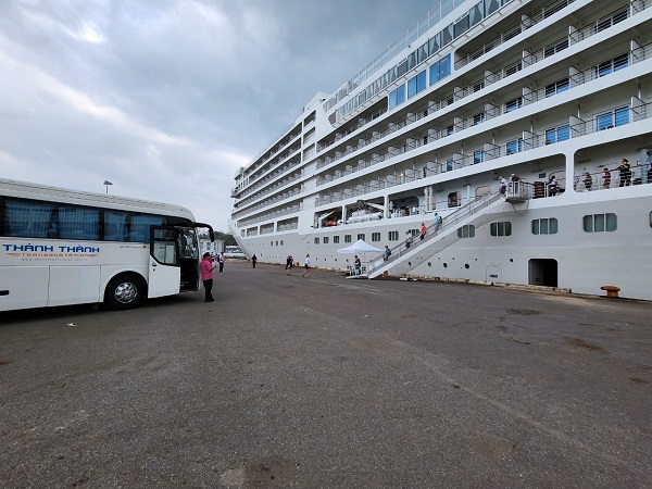 Tàu Silver Muse đưa 333 khách du lịch cặp cảng Nha Trang ngày 05/3/2023