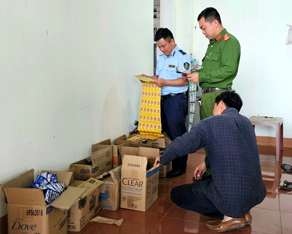 Lực lượng chức năng tỉnh Gia Lai tiến hành kiểm tra hàng hóa