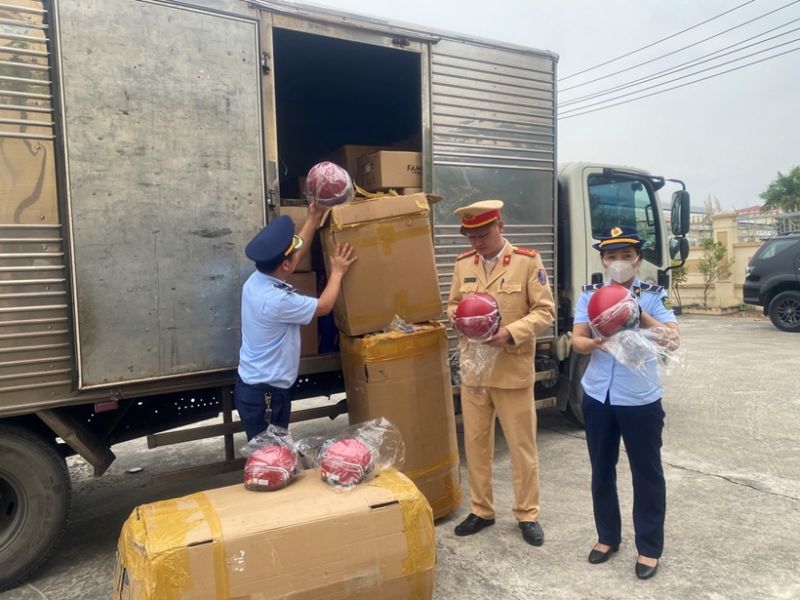 Lực lượng chức năng tỉnh Quảng Ninh đã thu giữ gần 500 mũ bảo hiểm mang nhãn hiệu Honda có nhiều dấu hiệu giả mạo.