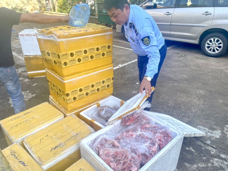 gần 01 tấn thực phẩm không rõ nguồn gốc đang trên đường đi tiêu thụ được lực lượng QLTT tỉnh Đắk Lắk kịp thời phát hiện, ngăn chặn