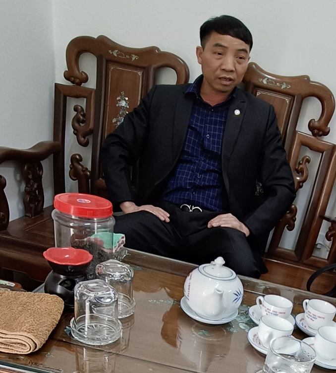 Ông Nguyễn Văn Thiết - Chủ tịch UBND xã Ninh Hiệp trao đổi với cơ quan báo chí