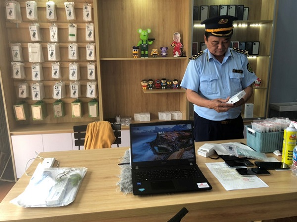 Lực lượng Quản lý thị trường tỉnh Tiền Giang kiểm tra cơ sở kinh doanh điện thoại di động trên địa bàn thị xã Cai Lậy, tỉnh Tiền Giang