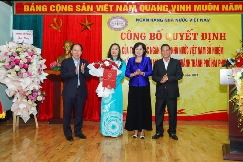 Đồng chí Lê Tiến Châu , Bí thư Thành ủy Hải Phòng tặng hoa chúc mừng tân Giám đốc NHNN Chi nhánh Hải Phòng tại buổi trao Quyết định bổ nhiệm