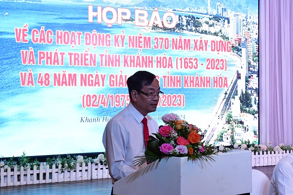 Ông Nguyễn Văn Thiện, Giám đốc sở VHTT giới thiệu về chương trình Lễ kỷ niệm; trình bày, thông tin thêm về các hoạt động nổi bật trong khuôn khổ chương trình Lễ kỷ niệm