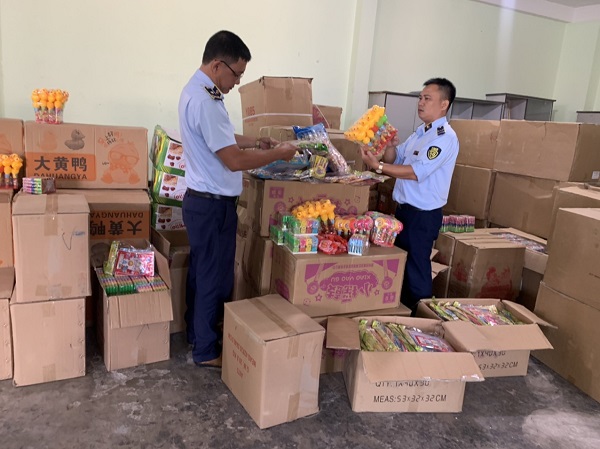 Lực lượng Quản lý thị trường tỉnh Phú Yên tiến hành kiểm tra hàng hóa vi phạm