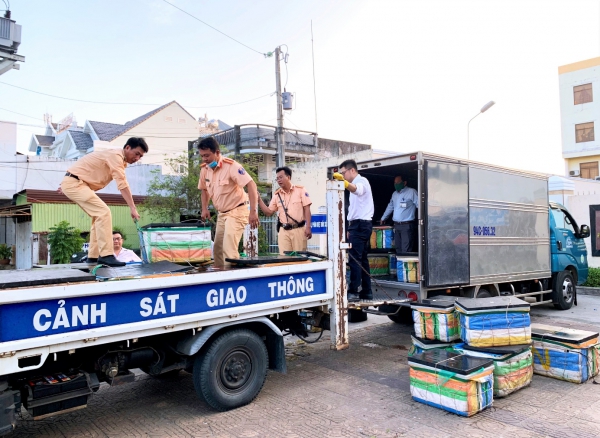 Gần 600kg tôm nguyên liệu chứa tạp chất bị lực lượng Cảnh sát giao thông Công an tỉnh Bạc Liêu thu giữ