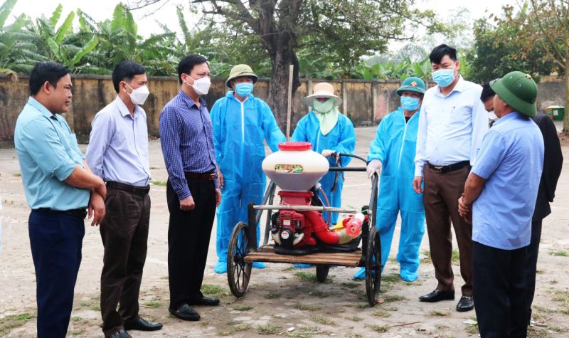 Phó Giám đốc Sở Nông nghiệp và PTNT Nguyễn Hồng Quang (thứ 3 từ trái qua) kiểm tra công tác vệ sinh tiêu độc khử trùng môi trường tại xã Bình Dương, huyện Gia Bình