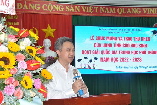 Phó Chủ tịch UBND tỉnh Bà Rịa – Vũng Tàu Đặng Minh Thông chúc mừng thầy cô và các em học sinh