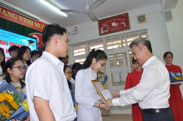 Ông Đặng Minh Thông trao thư khen của Chủ tịch UBND tỉnh cho các em học sinh giỏi quốc gia