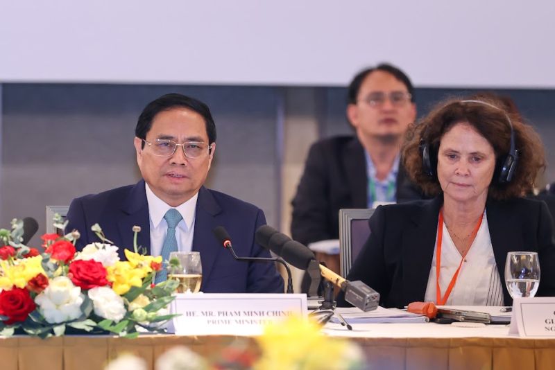 Thủ tướng cảm ơn các doanh nghiệp đã hỗ trợ Việt Nam trong phòng chống dịch COVID-19, kiểm soát dịch bệnh thành công để có điều kiện mở cửa sớm nền kinh tế - Ảnh: VGP/Nhật Bắc