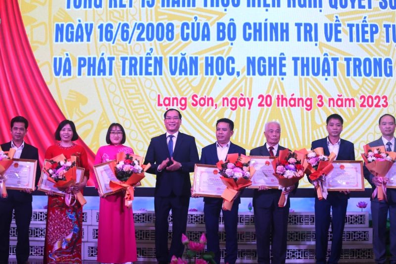 Lãnh đạo UBND tỉnh Lạng Sơn trao tặng bằng khen cho các tập thể, cá nhân có thành tích xuất sắc trong việc triển khai thực hiện Nghị quyết số 23-NQ/TW của Bộ Chính trị