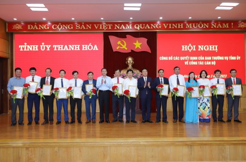 Bí thư Tỉnh ủy Thanh Hóa ông Đỗ Trọng Hưng và Chủ tịch UBND tỉnh Đỗ Minh Tuấn trao quyết định và tặng hoa chúc mừng các đồng chí được nhận nhiệm vụ công tác mới. Ảnh: MH