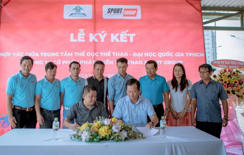 Tiến sĩ Hoàng Hà, Giám đốc Trung tâm Thể dục Thể thao - Đại học Quốc gia TP. Hồ Chí Minh và Ông Nguyễn Tuấn Khởi, Chủ tịch HĐQT Công ty Cổ phần Phát triển Thể thao Sport Group ký kết biên bản ghi nhớ tại buổi lễ