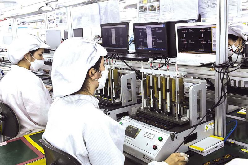 Các doanh nghiệp công nghệ cao đến từ Hàn Quốc như Công ty CP CrucialTec Vina (KCN Yên Phong) được ưu tiên thu hút đầu tư