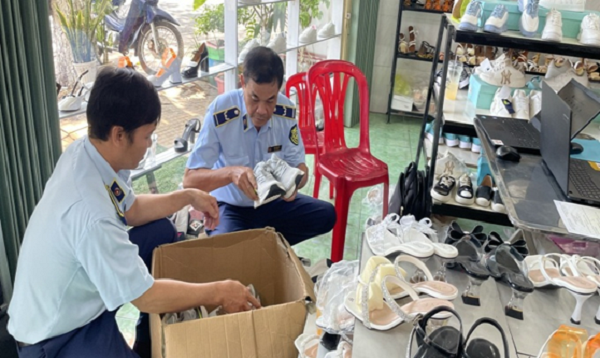 Lực lượng Quản lý thị trường tỉnh Đồng Tháp tiến hành kiểm tra hàng hóa vi phạm