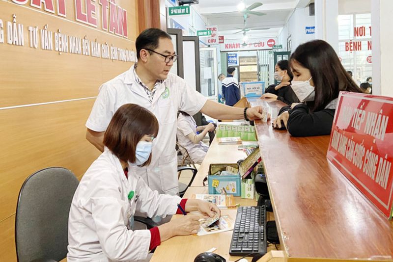 Người dân sử dụng CCCD gắn chíp thay thẻ BHYT tại Trung tâm Y tế huyện Hiệp Hòa