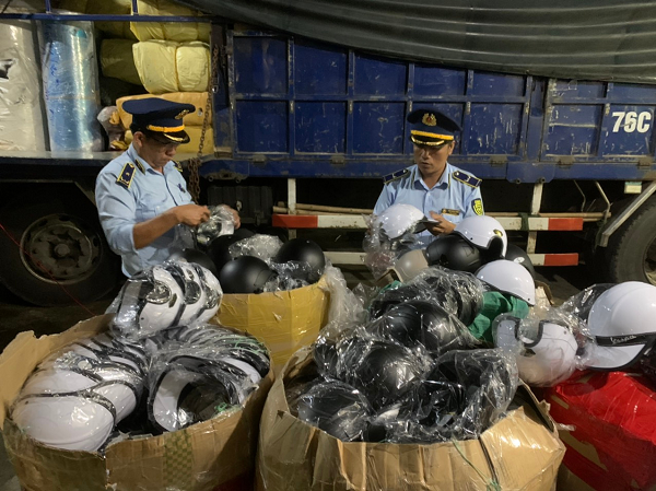 Thu giữ 700 chiếc nón thể thao không rõ nguồn gốc, xuất xứ ở Phú Yên