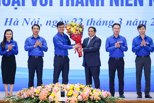 Các đồng chí Bí thư Trung ương Đoàn nhận hoa chúc mừng của Thủ tướng Phạm Minh Chính. Ảnh: VGP/Nhật Bắc