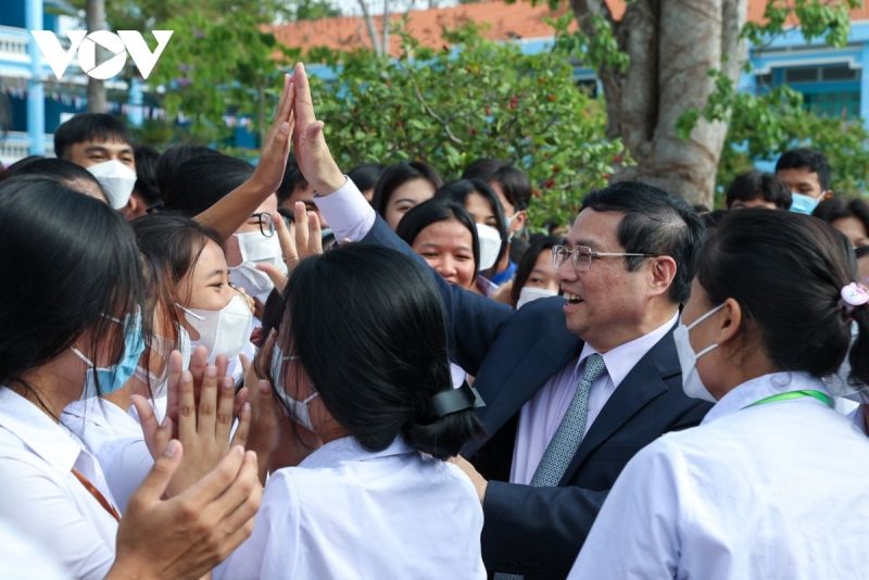 Thủ tướng thăm, động viên các giáo viên, học sinh Trường phổ thông Dân tộc nội trú Huỳnh Cương tại TP. Sóc Trăng. Ảnh: Vũ Khuyên